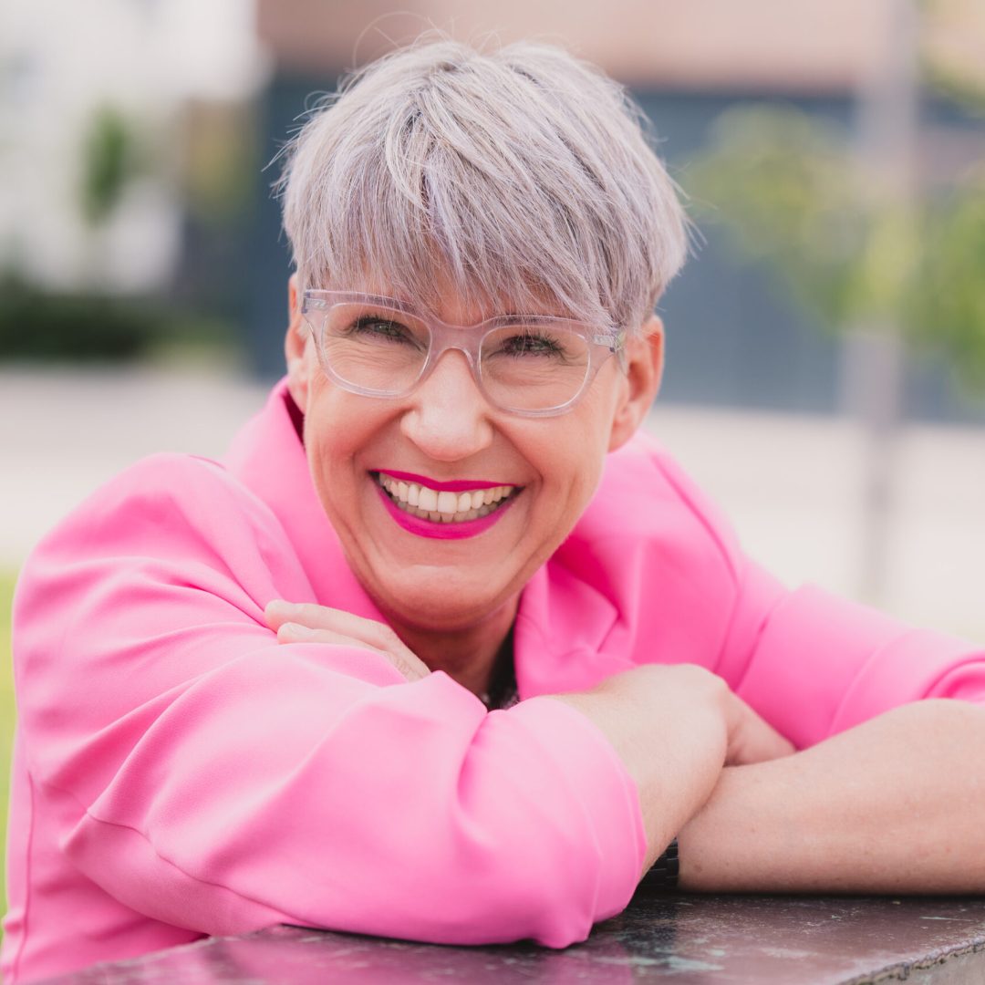 Gabi Stern Coaching - Master-Stylistin & Life-Coach, die Frauen 50+ zu einem kraftvollen Comeback verhilft, indem sie authentischen Stil, Selbstbewusstsein und Lebensfreude fördert. Gabi Stern trägt einen knallig pinken Blazer und lächelt direkt in die Kamera hinein. Das Bild wurde in Asperg geschossen.